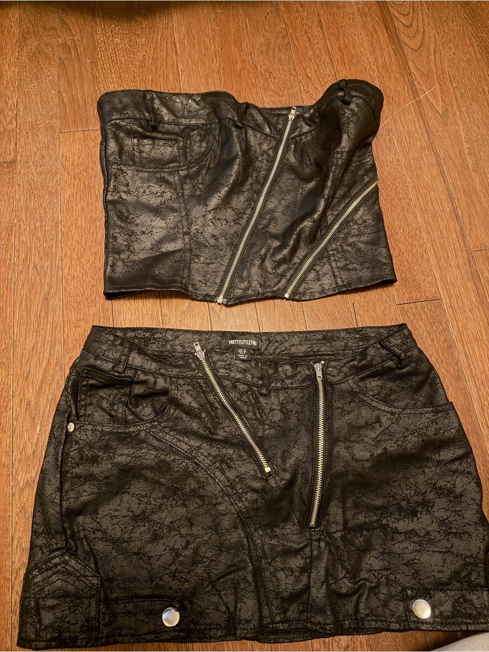 PrettyLittleThing Black Faux-Leather Zip Mini Skirt bottoms 8- top 6